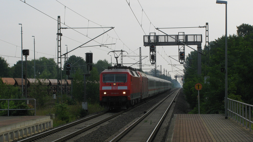 Der 03. August! Es ist ein Tag um nach Magdeburg zu fahren. Bereits letztes Jahr war ich an eben diesem Tag mit Frank und Rolf in Magdeburg unterwegs und dieses Jahr mit Hannes und Rolf. Ich wusste es gar nicht, dass es wieder der 03.August war bis Rolf mir dies sagte. Viele Gre an dieser Stelle! Bis zum nchsten 03.August? Zum Bild: Es zeigt den umgeleiteten IC 148 von Berlin nach Schiphol in Burg bei Magdeburg. Gezogen wird von 120 140-9 und dahinter ist noch eine 101er abgebgelt eingereiht.
