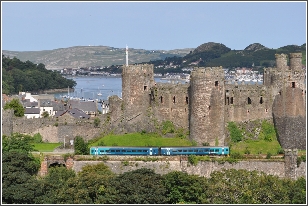 Der 09.09 Birmingham - Holyhead wird von einer Class 158 von Arriva gefhrt. Links vom Schloss Conwy ist der Great Orme bei Llandudno zu sehen. (03.09.2012)