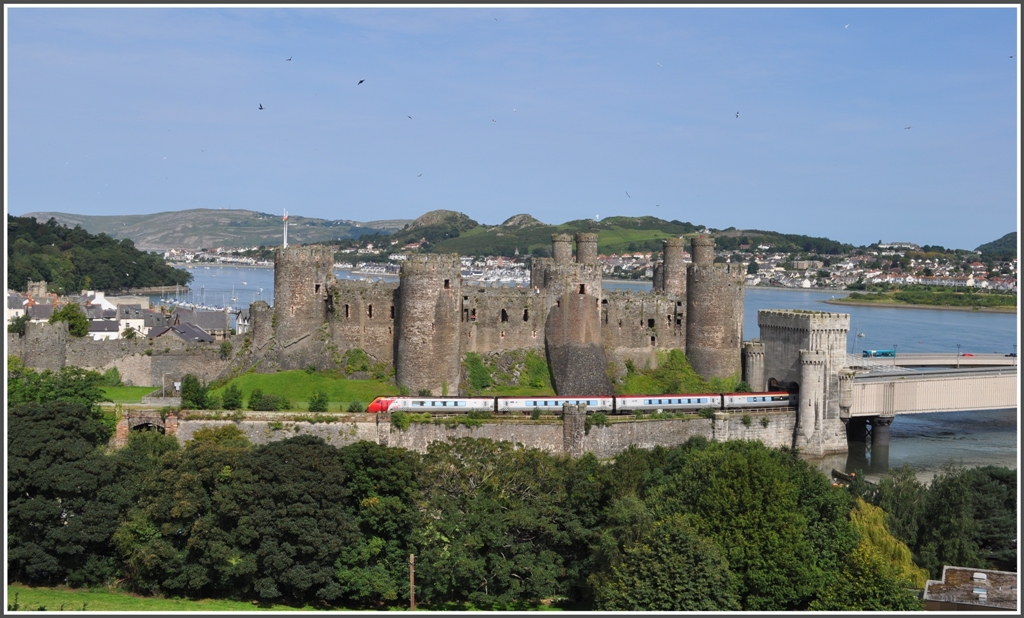 Der 09.10 Virgin Trains ab Euston nach Holyhead passiert das Schloss Conwy. Dahinter liegt Deganwy und Llandudno. (03.09.2012)