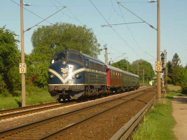 Der 1. Mai-Sonderzug mit einer NOHAB als Zuglok durchfhrt Knigslutter am Elm.