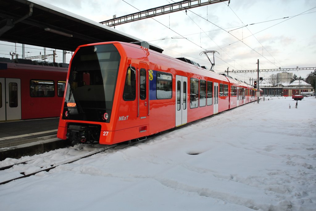 Der 1. NExT der 2. Serie: RABe 4/12 Nr. 27 auf Testfahrt in Solothurn, 11.12.2012.