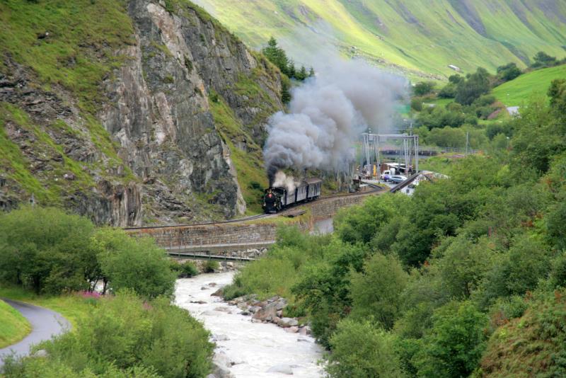 Der 1. Zug des Tages hat Realp verlassen und schlngelt sich im Tal der Furkareuss hoch;14.08.2010