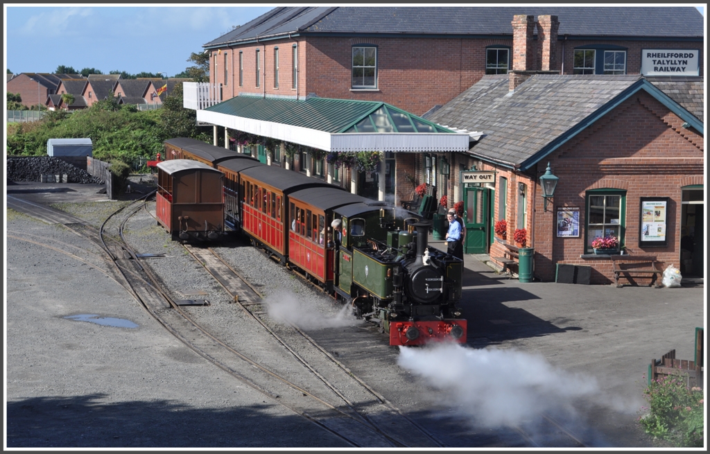 Der 10.30Uhr Zug nach Nant Gwernol setzt sich in Tywyn in Bewegung. Zuglok ist Nr 7  Tom Rolt  (04.09.2012)