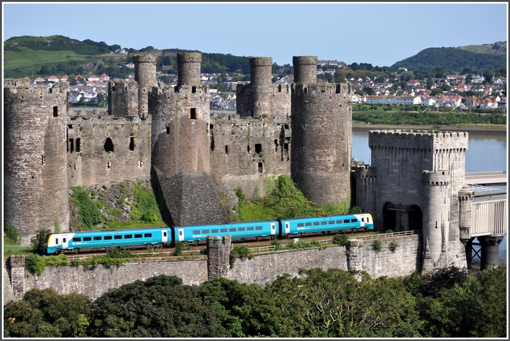 Der 10.33 von Holyhead nach Cardiff wird von einer dreiteiligen Class 175 gefhrt. (03.09.2012)