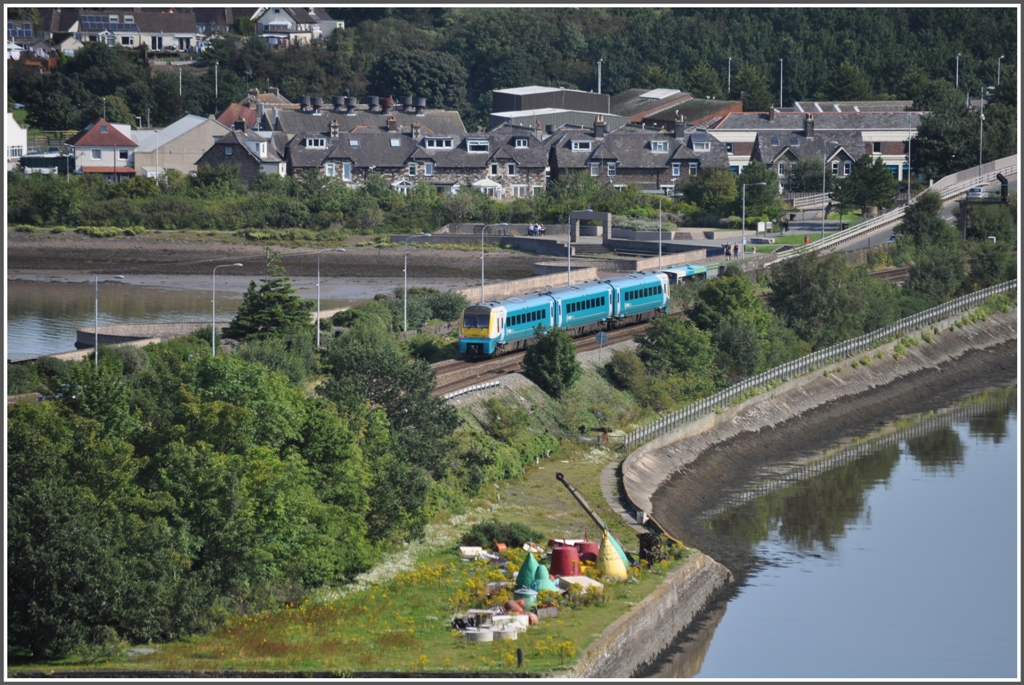 Der 10.33 von Holyhead nach Cardiff berquert den Damm zwischen Conwy und Llandudno Junction. (03.09.2012)