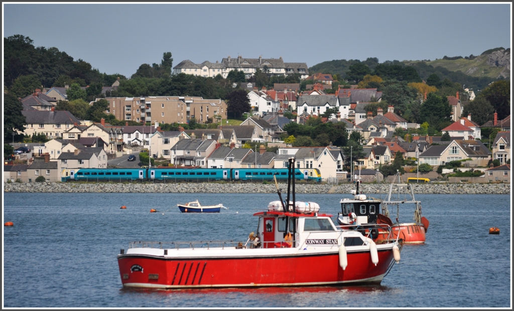 Der 11.50 von Manchester Picadilly nach Llandudno erreicht in K�rze Deganwy. Class175. (03.09.2012)