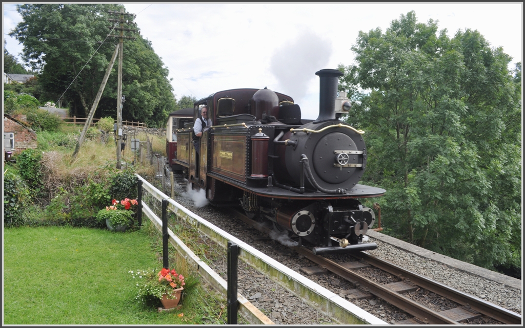 Der 11.50Uhr aus Blaneau Ffestiniog nhert sich dem Bahnbergang in Penrhyn. (04.09.2012)