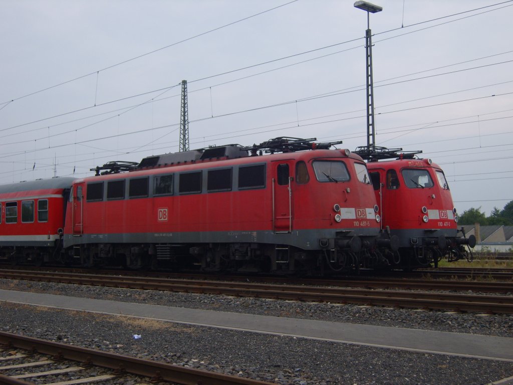 Der 12.06.2010 war ein Traumtag. Von den  7 110er die es noch in NRW gibt waren 5 von ihnen in Aachen Rothe Erde abgestellt. Hier zusehen sind 110 497-5 und 110 417-3. Auerdem waren noch 110 415-7 , 110 457-9 und 110 494-2 in Aachen Rothe Erde abgestellt.