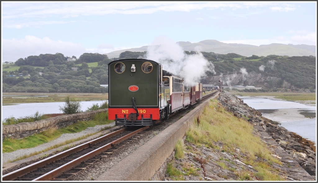 Der 12.40Uhr Dampfzug aus Blaenau Ffestiniog mit der Lok 190  Southern  nhert sich auf dem Cob dem Endbahnhof Porthmadog. Auf dem Cob verluft die Bahn, links davon ein Fussweg und hinter der kleinen Mauer drei Meter tiefer die Strasse. (04.09.2012)