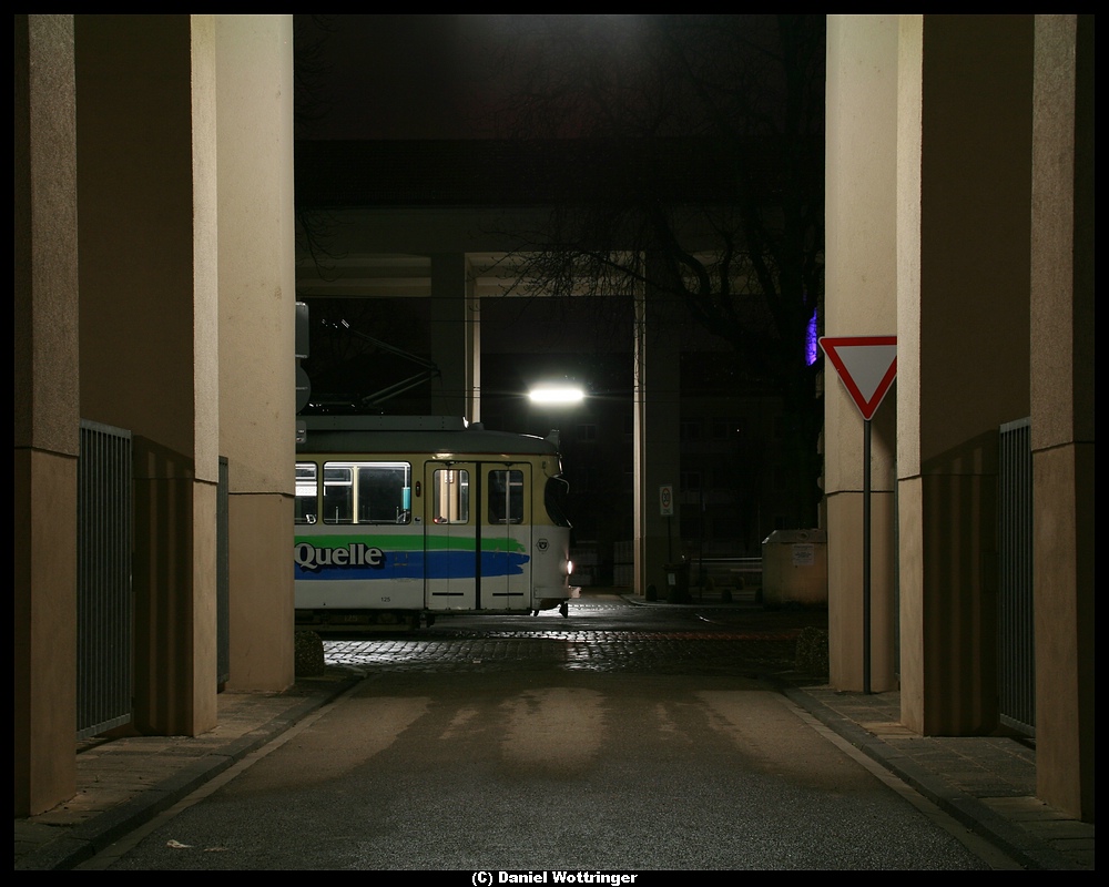 Der 125 auf einer Nachtsonderfahrt vom 27.03. auf den 28.03.10 auf der Stichstrecke am Ebertpark.