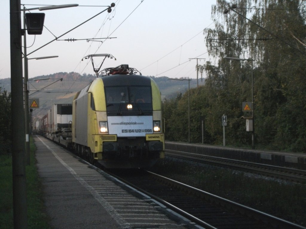 Der 14. Taurus des Tages. ES 64 U2-095 mit KLV-Zug am 13.10.10, Richtung Wrzburg, durch Himmelstadt.