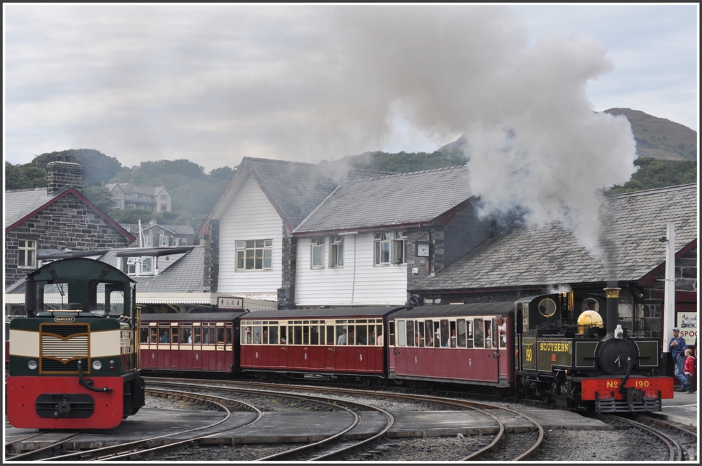 Der 14.25Uhr nach Blaenau Ffestiniog verl�sst heute als 5.Dampfzug Porthmadog. (04.09.2012)