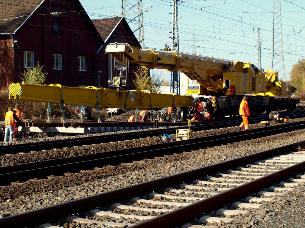 Der 150 to. Schienenbaukran  Donau  baut im Herzogenrath eine Doppelkreutzweiche zusammen.
