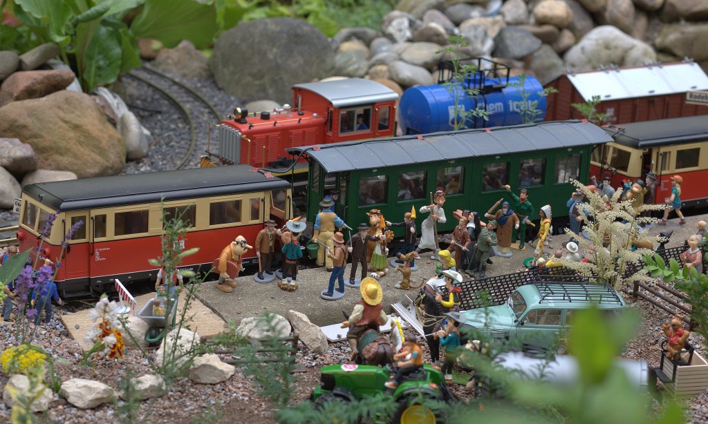 Der 17. Juni ist ja schon lange kein Feiertag  mehr in der Deutschland.
Dennoch  sind heute , am 17.06.2012 zum Nachmittagszug  ungewhnlich viele Reisende unterwegss, so da  sich die Idee von Willy Jespersen, der die Bahn betreibt,gelohnt hat, einen alten Bi Wagen mit einer provisorischen Steuerleitung auf dem  Wagendach zu versehen und einen Verband VT 133 - Bi Wagen - Steuerwagen zu bilden. Gegen 14:30 Uhr steigen zahlreiche Personen ein. Ob fr diese Zugzusammenstellung eine Genehmigung vom EBA vorliegt, entzieht sich meiner Kenntnis.  