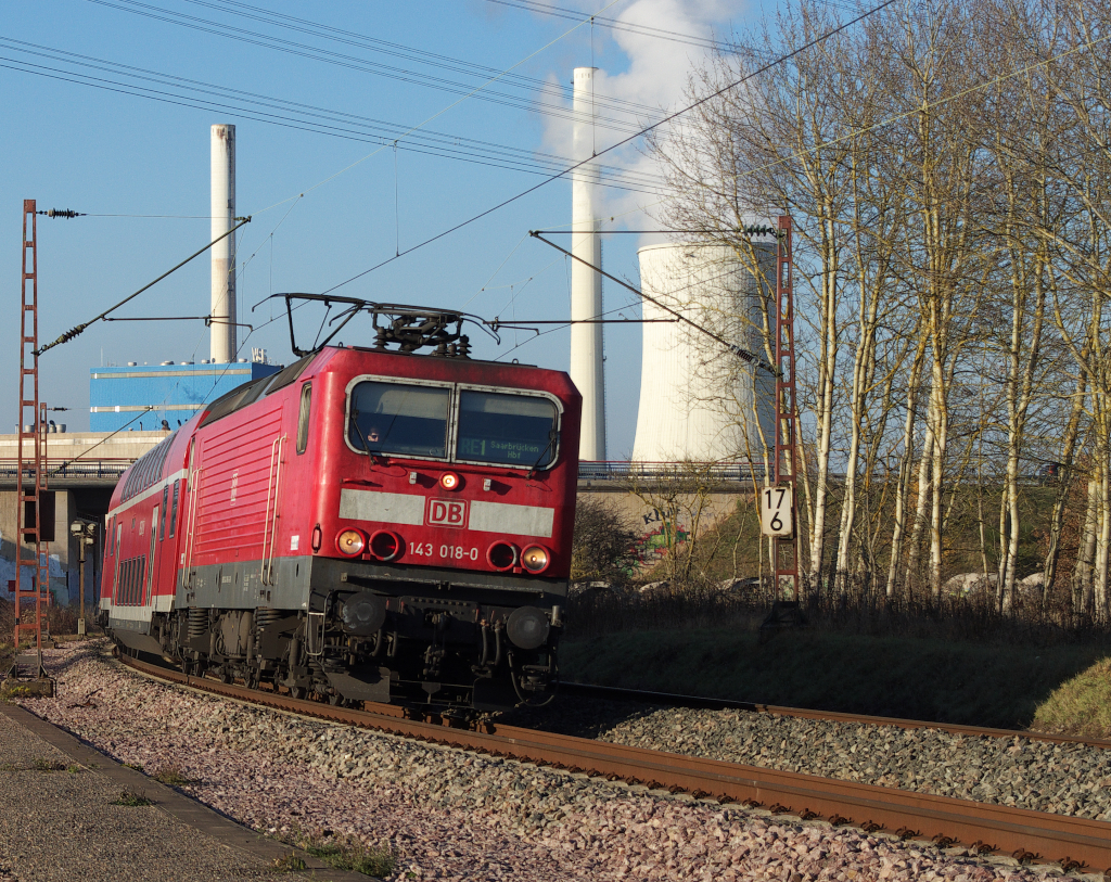 Der 19.11.2012 war im Saarland ein sonniger Tag bei angenehmen 13 Grad.

Wir waren zwischen Bous und Ensdorf unterwegs.

143 018-0 bringt den RE aus Koblenz nach Saarbrcken. Noch 18 Kilometer sind es bis zum Ziel.

KBS 685