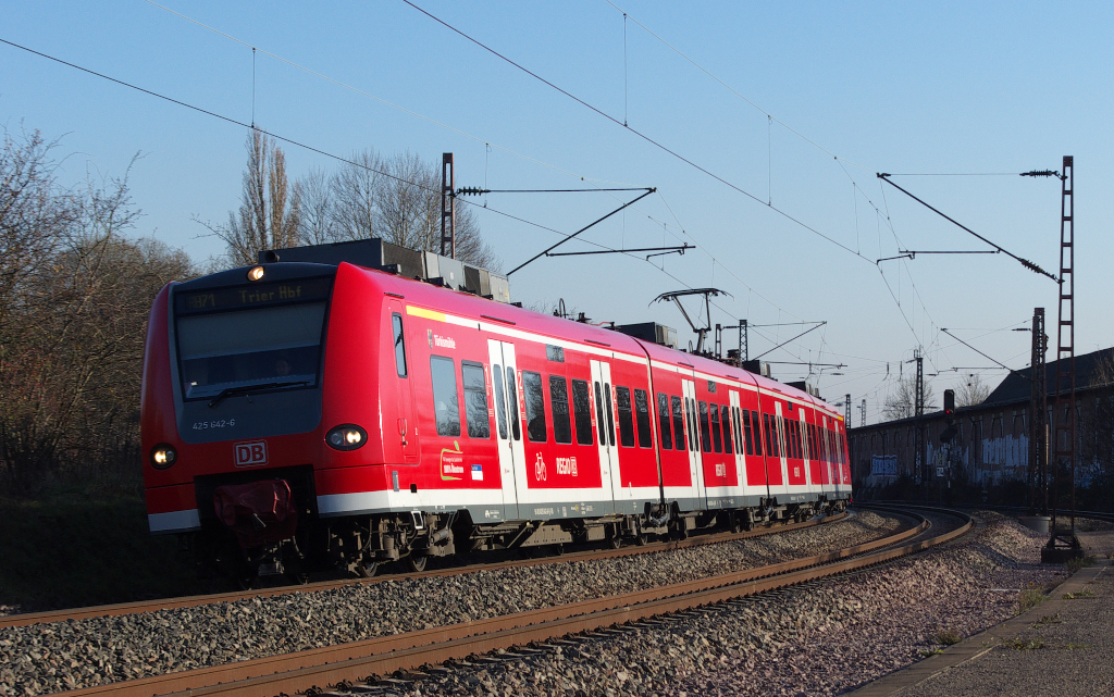 Der 19.11.2012 war im Saarland ein sonniger Tag bei angenehmen 13 Grad. Wir waren zwischen Bous und Ensdorf unterwegs. 425 142 ist auf der Linie RB 71 zwischen Homburg/Saar und Trier unterwegs.