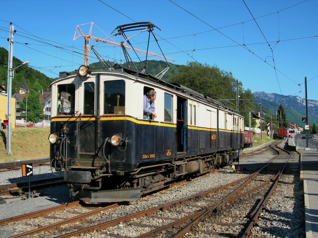 Der 1932 ausgelieferte DZe 6/6 2002 schaffte es nicht mehr, den  Golden Pullman Mountain Express  von Montreux nach Zweisimmen zu ziehen, die Wirtschaftskrise bremste den Zug bereits nach der ersten Saison 1931 aus. Wie schn, dass dank der B-C das prchtige Fahrzeug der Nachwelt erhalten geblieben ist.
Blonay am 24. Mai 2010