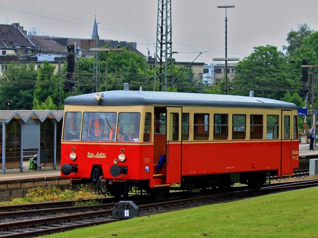 Der 1952 von Talbot in Aachen mit der Seriennummer 1952/94821 gebaute Talbot Taunus (95 80 0301 041-1 D-RTB) am 06.06.2012 am Institut fr Schienenfahrzeuge der RWTH Aachen in Aachen West. Gleich geht es als Sonderfahrt mit Fahrgsten (Studenten des Institus) ber Aachen Hbf und Rothe Erde nach Aachen Nord. Der Bahnhof Aachen Nord wurde in den 80er Jahren stillgelegt, dort befinden sich aber noch die Anschlugleise der Firma Bombadier (ehemals Talbot). So wird der 60 Jahre alte Triebwagen noch einmal zu dem Ort fahren an dem er  geschlpft  ist und die Fahrgste haben Gelegenheit sich anzuschauen wie heute Schienenfahrzeuge gebaut werden. Das Fahrzeug gehrt der Rurtalbahn in Dren.