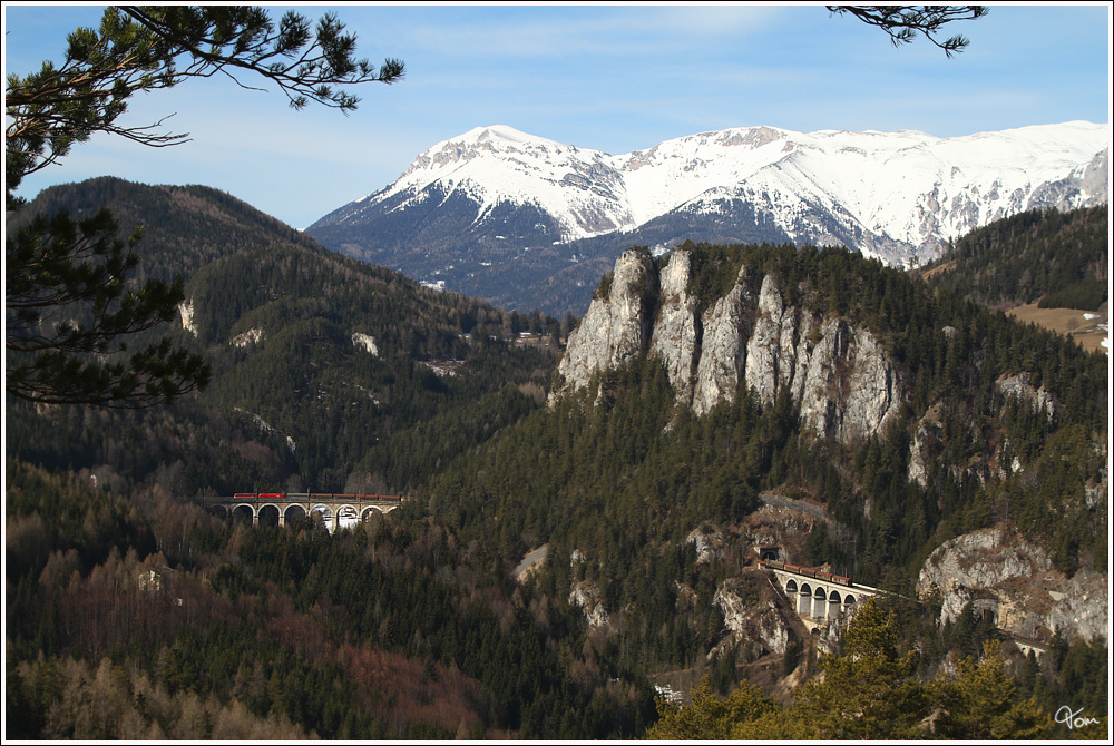 Der 20 Schilling Blick - Einst zierte dieses Motiv, die Rckseite des guten alten 20 Schilling Scheines(von 4. November 1968 bis 19. Oktober 1988). Hier sieht man wie zwei E-Loks, BR 1142 und BR 1116 mit einem Gterzug, bestehend aus Schiebewandwaggons den Berg erklimmen.BTW 20 Schillig => 1,453 
Breitenstein 10.3.2012