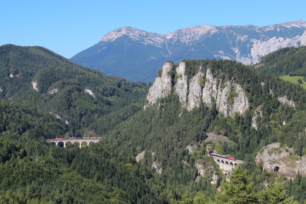 Der  20 Schilling  Blick, hier zum sehn ist die 1144 095 mit Kesselzug und die 1144 254 Bergabwrtsfahrend. 095 befindet sich schon auf der Krausel Klause wrend 254 noch die Kalte Rinnen besichtigt und der Zug sich in der Polleros Tunnel abkhlt; am 08.09.2012