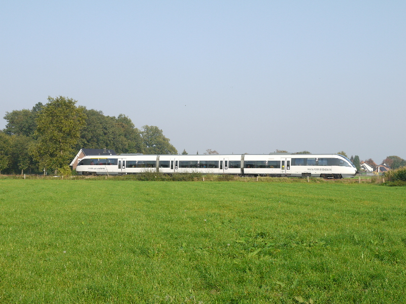 Der 20676 mit der  weien Lady  der Prignitzer Eisenbahn, verlsst den Bahnhof Epe und fhrt nun weiter nach Dortmund. Ab Dezember fahren dann die Roten  Redesignten  Fahrzeuge der DB Regio. 02.10.2011