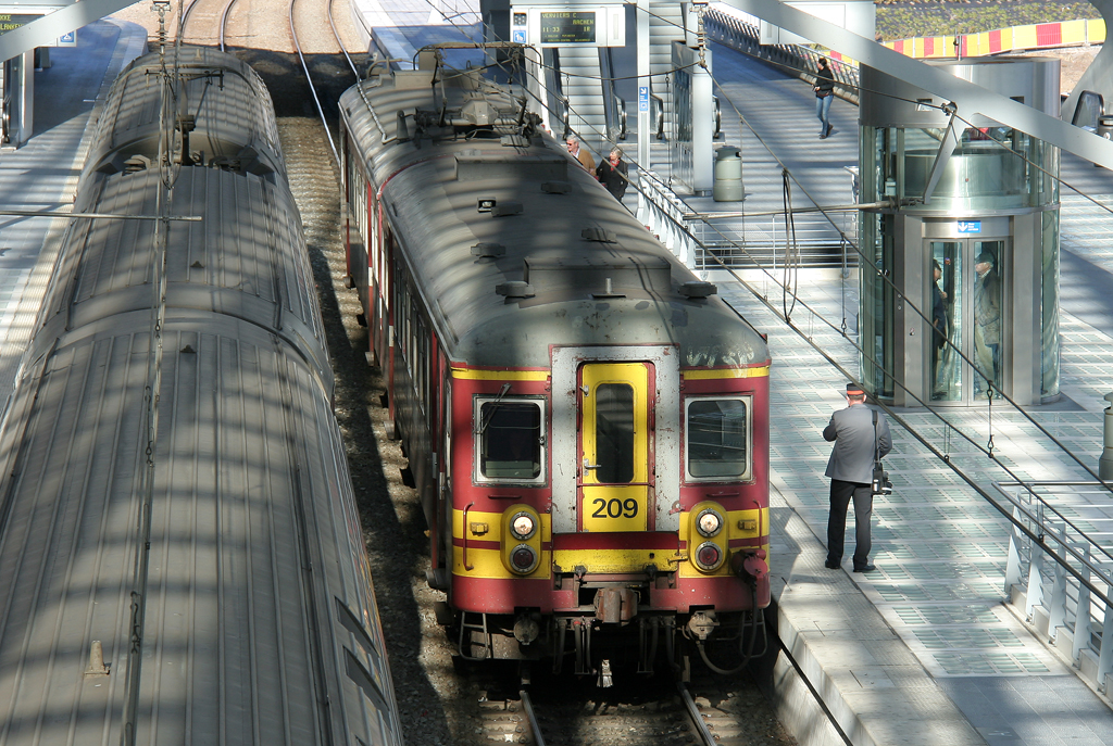 Der 209 fhrt nach der Kurzwende als IR nach ab Lige Guillemins‎ zurck nach Aachen am 16.10.2011
