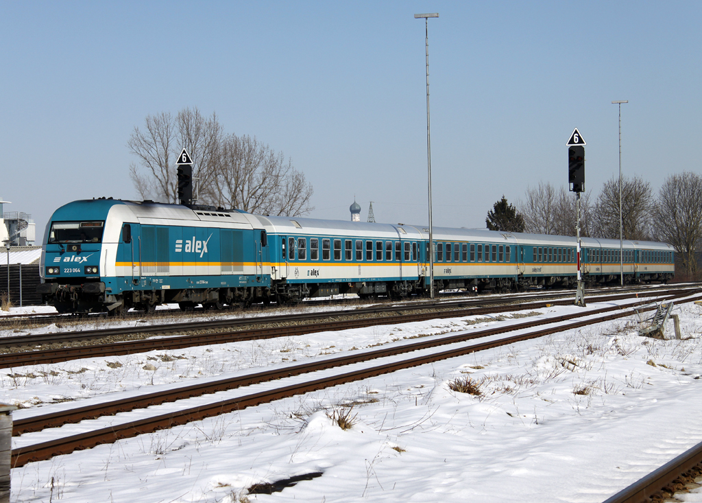 Der 223 064 mit dem Alex von Mnchen nach Lindau / Oberstdorf in Kaufering am 04.03.2013