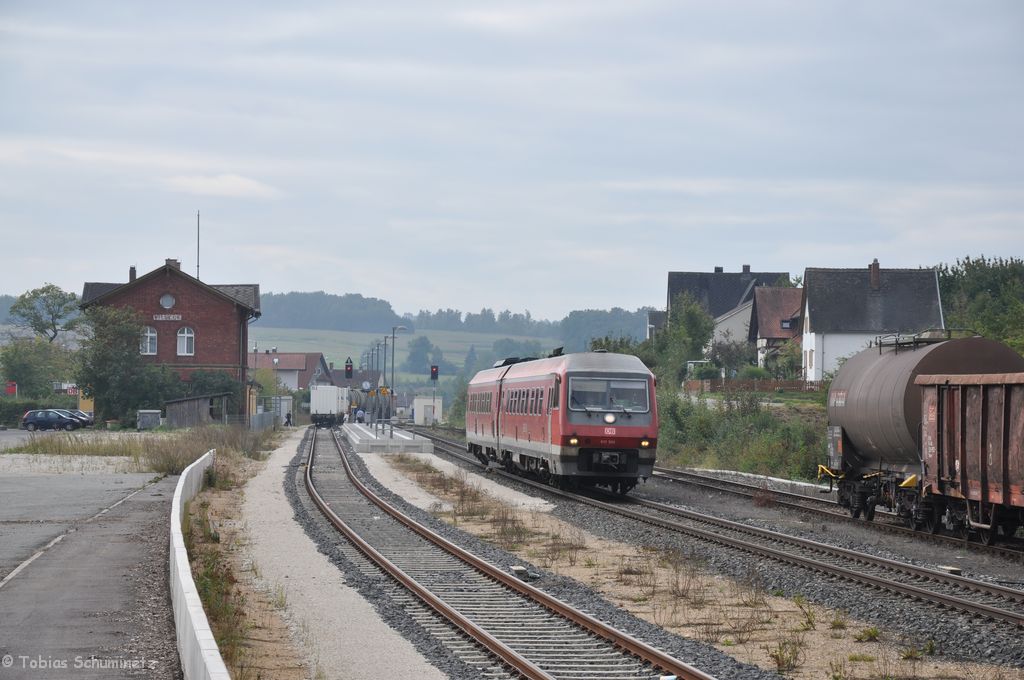 Der von 232 131 zu kreuzende 610er war 610 006 der hier auf Gleis 2 den auf Gleis 3 wartenden G�terzug mit 232 618 �berholt. Das ist mein erstes und einziges Bild aus Vilseck wo alle 3 Gleise gleichzeitig belegt sind, im Hintergrund sieht man n�mlich noch den Zugschluss des von 232 131 gezogenen G�terzuges. Vilseck hat durch die Umstellung auf ESTW erheblich zur Erh�hung der Streckenkapazit�t der Strecke Neukirchen b. Sulzbach-Rosenberg - Weiden beigetragen.