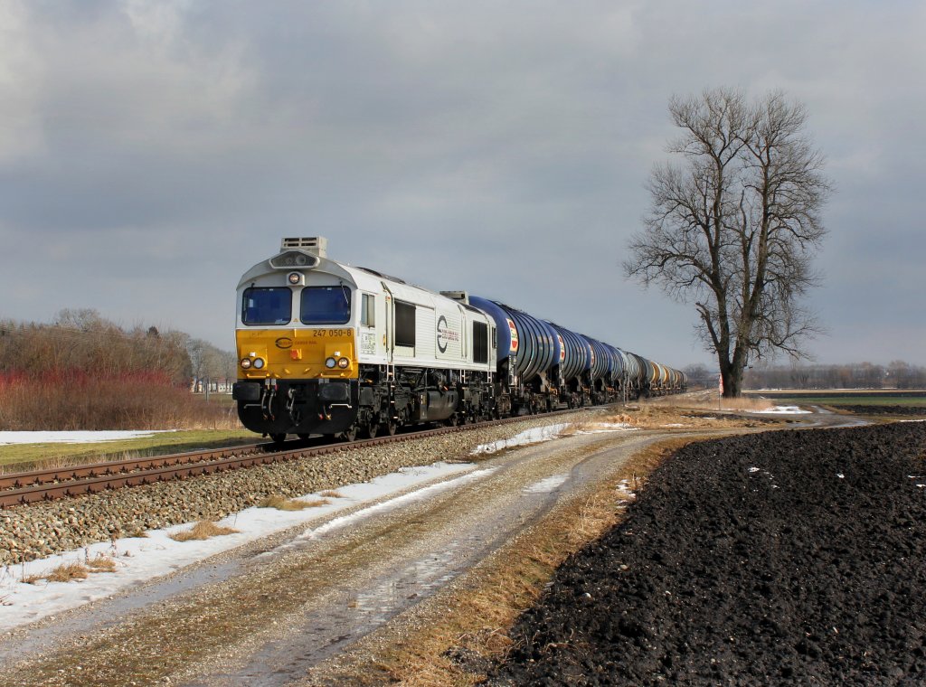 Der 247 050 mit einem Kesselwagenzug am 20.02.2012 unterwegs bei Alttting.