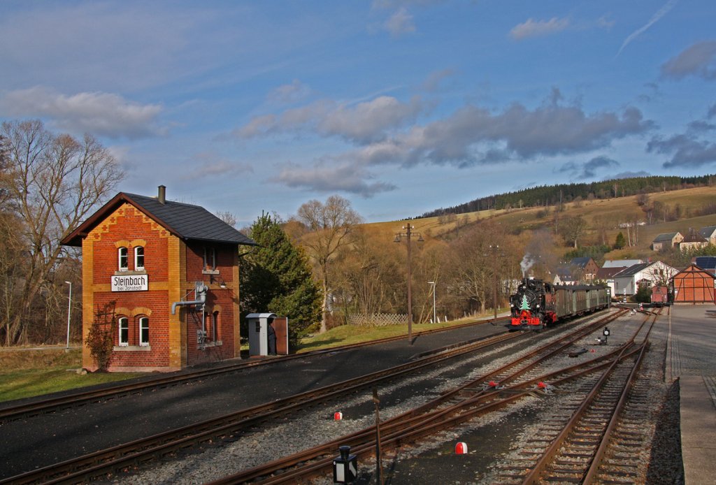 Der 28.November war bei der Prenitztalbahn der Auftakt fr die diesjhrigen Fahrten in den Advent. Hier steht 99 715 mit ihrem Personenzug im Bahnhof Steinbach zur Abfahrt bereit. Die Lok ist eine von nur noch vier existierenden Maschinen der Gattung VI K. 