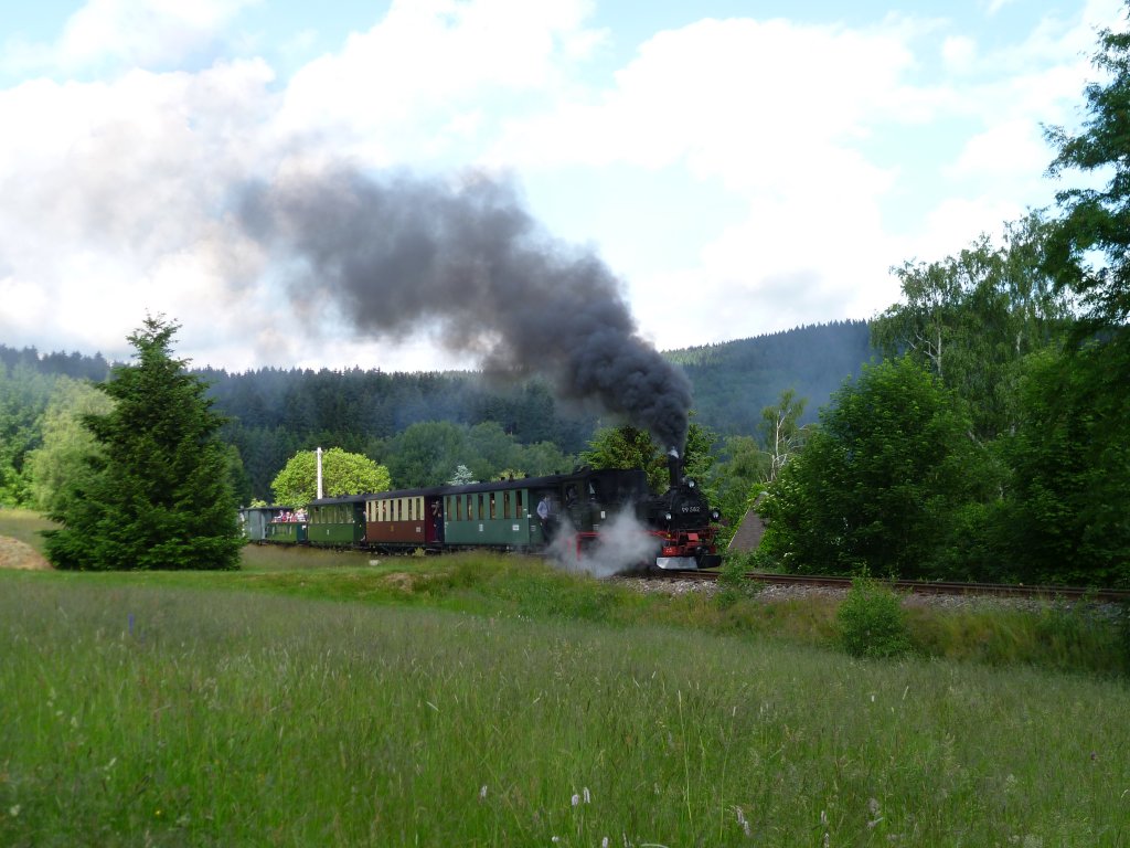Der 2.Tag Pfingstdampf in Schnheide am 12.06.11. Los ging es mit 99 582 hier fhrt sie die Steigung nach Schnheide hoch. 