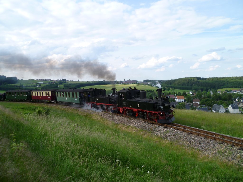 Der 2.Tag Pfingstdampf in Schnheide am 12.06.11. Bei der letzten fahrt an diesem Tag fuhr man wieder mit 99 516 und 99 582. Hier fahren Sie die Steigung nach Schnheide hoch. 
