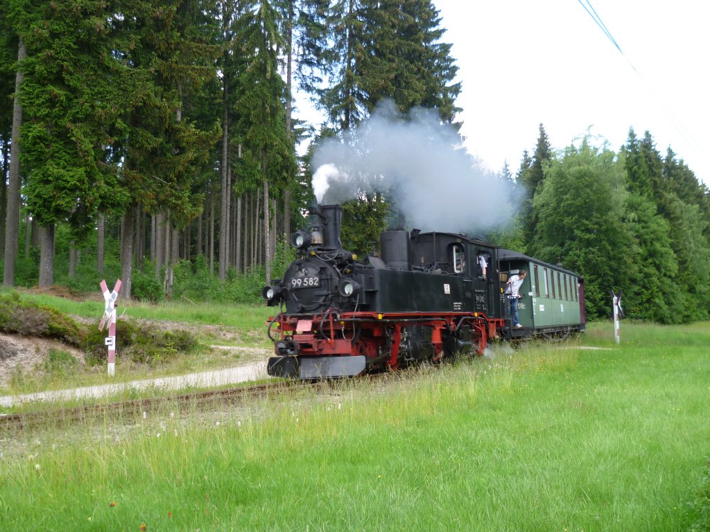 Der 2.Tag Pfingstdampf in Schnheide am 12.06.11. Hier fhrt 99 582 von Sttzengrn nach Neuheide.