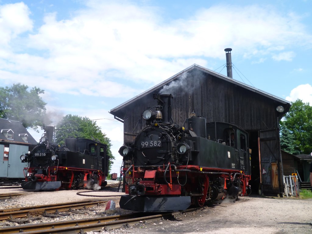 Der 2.Tag Pfingstdampf in Schnheide am 12.06.11. zur mittagszeit war Pause in Schnheide fr 99 516, 99 582 und das Personal.