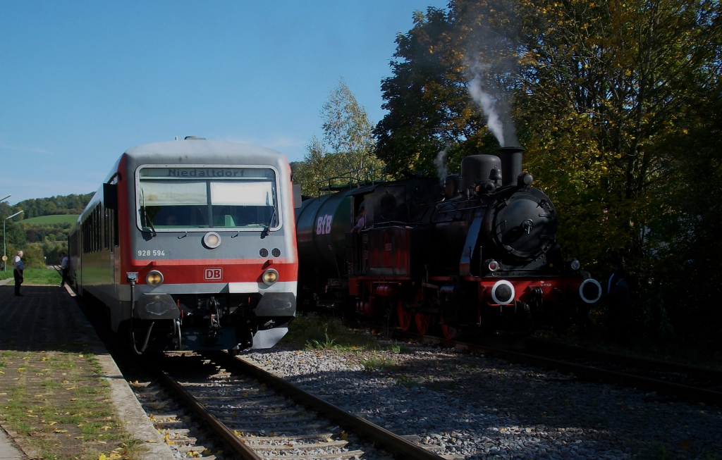 Der 3 Oktober 2010 war ein sonniger Feiertag. Der MECL (Museumseisenbahnclub Losheim) bot Sonderfahrten mit Lok 26  Merzig  (Henschel C-n2t) an. Natrlich rollte auch der Regelverkehr Dillingen-Niedaltdorf. 
Der Sonderzug mute in Hemmersdorf wegen einer Zugkreuzung mit 628 594 einen Halt einlegen und sucht sich in der warmen Herbstsonne ein schattiges Pltzchen.
KBS 687 - Niedtalbahn
