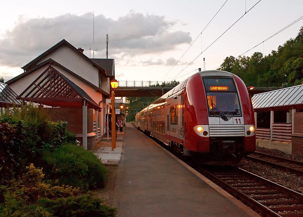 Der 3-teilige-Doppelstocktriebzug CFL 2211 (Alstom Coradia Duplex), auch  Computermaus genannt, fährt am 15.06.2013 (22:04 Uhr) vom Bahnhof Clervaux weiter in Richtung Luxembourg (Stadt).

Diese 3-teiligen Doppelstocktriebzüge vom Typ Alstom Coradia Duplex sind baugleich wie die SNCF Z24500. Die Endwagen (Z1) und der Mittelwagen (Z3) wurde von Alstom und die Endwagen (Z5) wurden von Bombardier gebaut, die erste 12 Triebzüge wurden 2004 bis 2006 und weitere 10 Triebzüge wurden 2009 bis 2010 gebaut.

Sie bieten 339 Fahrgästen bequeme Sitzplätze (da können viele neue deutsche Triebzüge nicht mit halten, was wiederum nicht an den Herstellern sondern an den Bestellern liegt).

Technische Daten:
Spurweite: 1.435 mm 
Achsanordnung: Bo'2' Bo'2' Bo'2'
Leistung: 3 x 780 kW = 2.340 kW
Stromsystem: 25 kV AC 50Hz und 1500 V DC
Länge über Kupplung: 81.100 mm (27.350 mm +26.400 mm +27.350 mm)
Fahrzeughöhe: 4.320 mm
Fahrzeugbreite: 2.806 mm 
Dienstgewicht: 193 t (67 t + 59 t + 67 t)
Höchstgeschwindigkeit: 160 km/h
Beschleunigung: 0.95 m/s²
