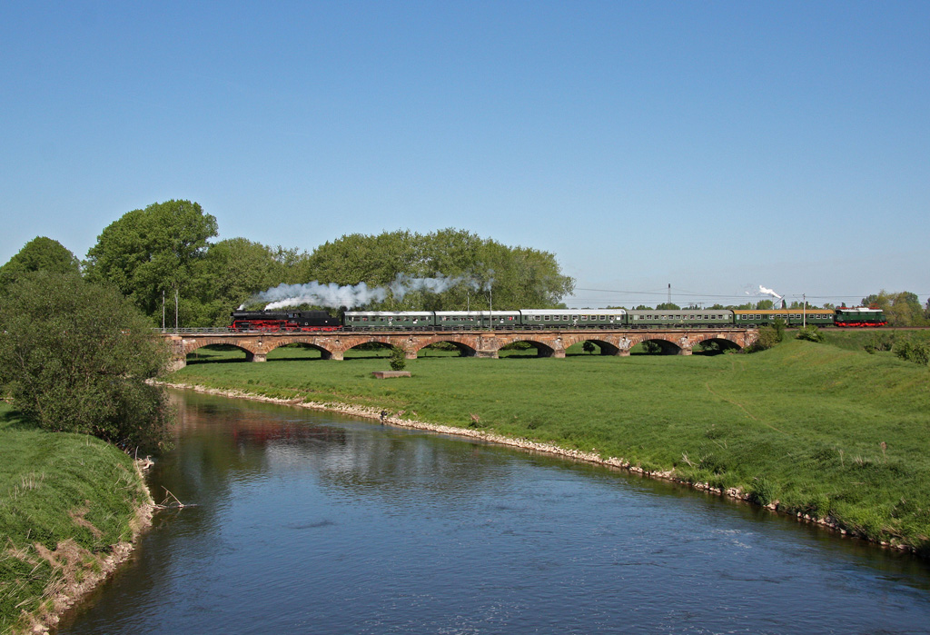 Der von 35 1097-1 gezogene Sonderzug anllich des 155jhrigen Bestehens der Eisenbahnstrecke Leipzig-Grokorbetha befhrt am Morgen des 
1.05.2011 die Saalebrcke in Bad Drrenberg. Am Zugschlu befindet sich E44 044, das Wagenmaterial stammt berwiegend vom EMBB Leipzig.