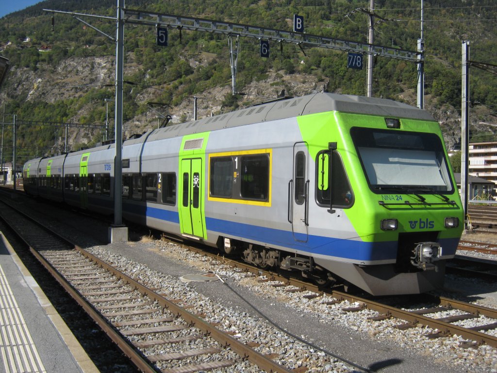 Der 4-teilige NINA Nr. 24 abgestellt in Brig. Wegen Sturmschden zwischen Frutigen und Kandersteg ist die Ltschbergbergstrecke fr lngere Zeit unterbrochen. Dieser Zug dient als Reserve fr den Abschnitt Kandersteg-Brig, 12.10.2011.