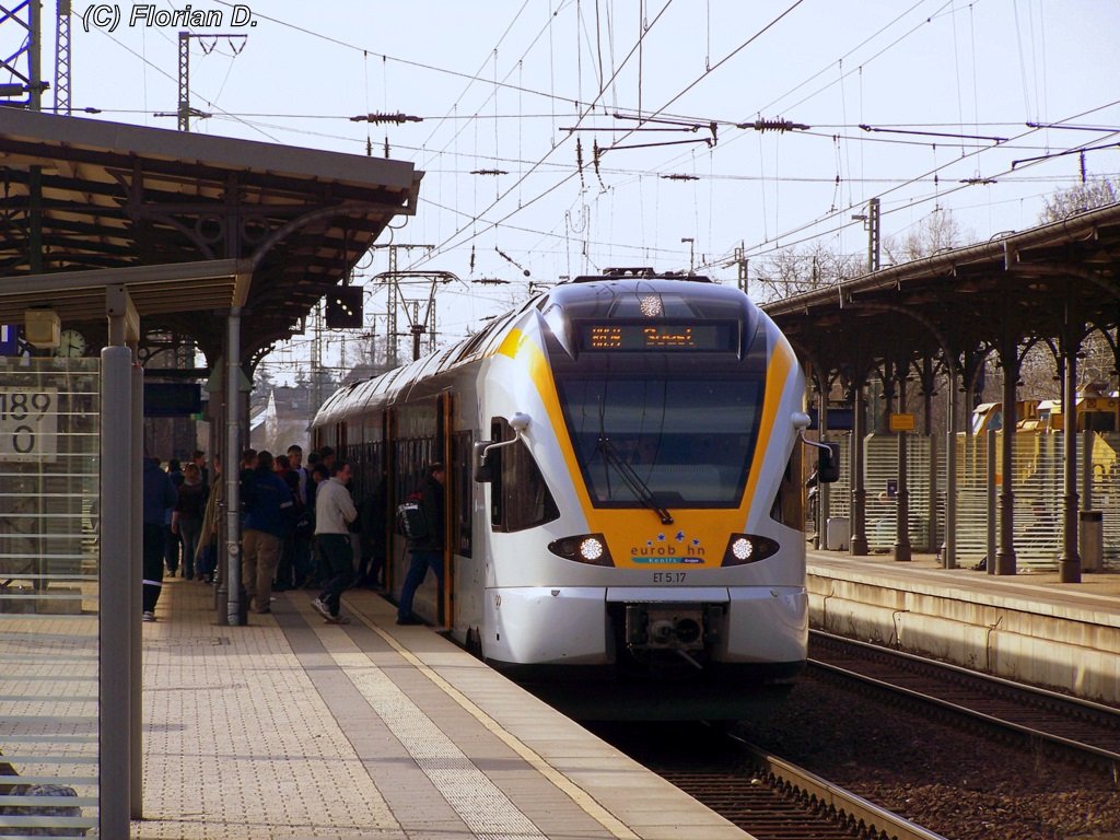 Der 4-Teilige Treibzug der Eurobahn, Namens  ET 5.17 (428), steht zur Fahrgastaufnahme in Unna auf seinem Weg von Dortmund nach Soest. 23.03.2010