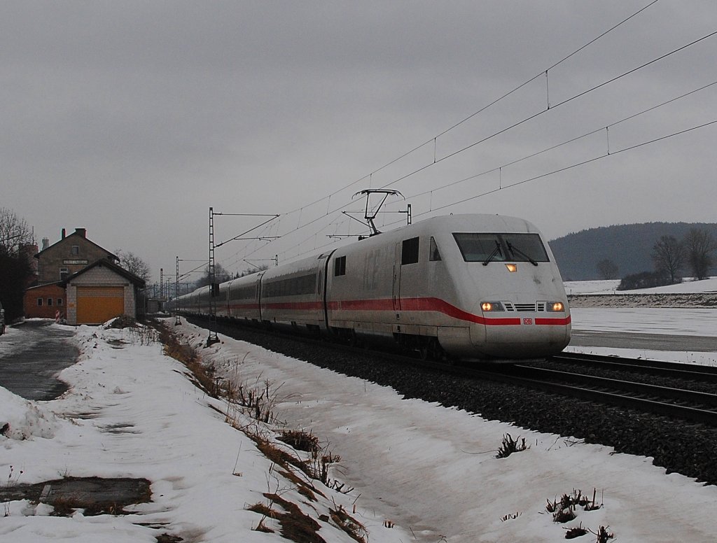 Der 401 008  Lichtenfels  fuhr am 07.01.2011 auf der Frankenwaldbahn in Richtung Mnchen.