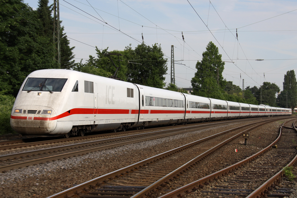 Der 401 051-8 durchfhrt Roisdorf am 27.05.2012