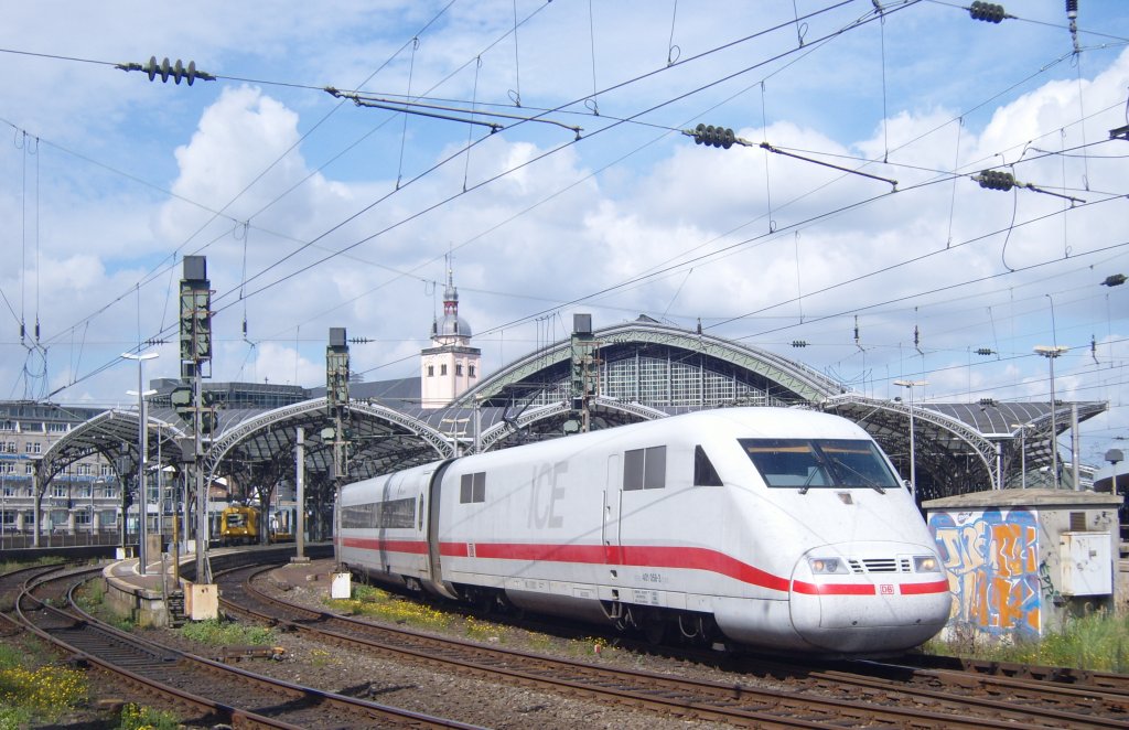 Der 401 058-3 fuhr am 25.08.2010 aus dem Klner Hbf aus.
