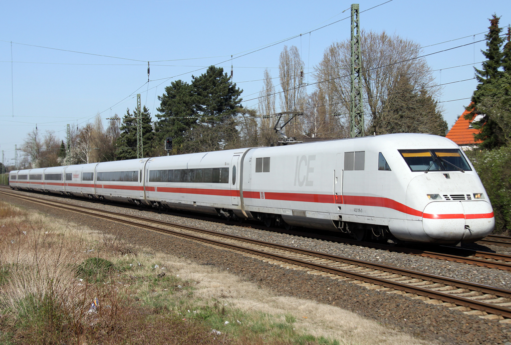 Der 402 016-0 durchf�hrt Angermund am 25.03.2012