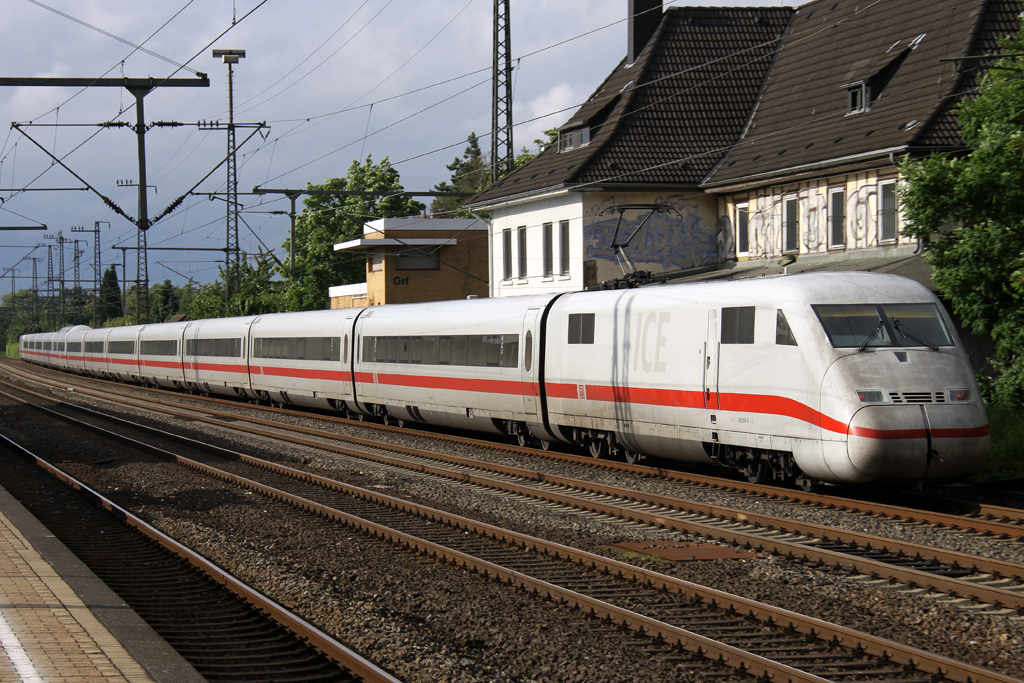 Der 402 045-9 schiebt heute einen ICE1 Richtung Kiel durch Duisburg Groenbaum am 24.06.2012