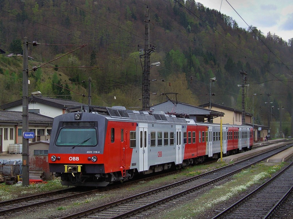 Der 4020 318 am 19.04.2008 bei der Ausfahrt aus Kleinreifling. 
