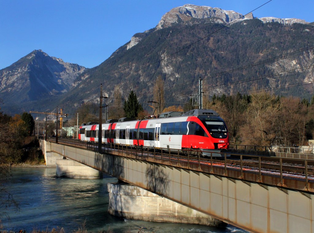 Der 4024 070 nach Kufstein am 17.11.2012 bei der berfahrt ber den Inn bei Brixlegg.
