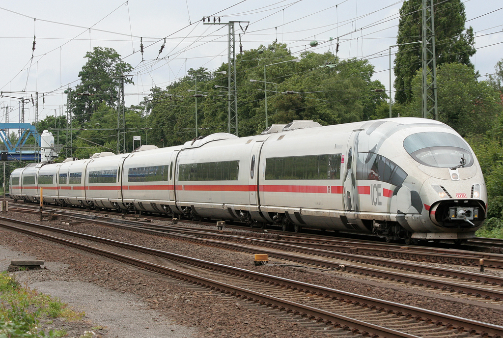Der 403 012  Montabaur  f�hrt durch Duisburg Gro�enbaum am 19.06.2011