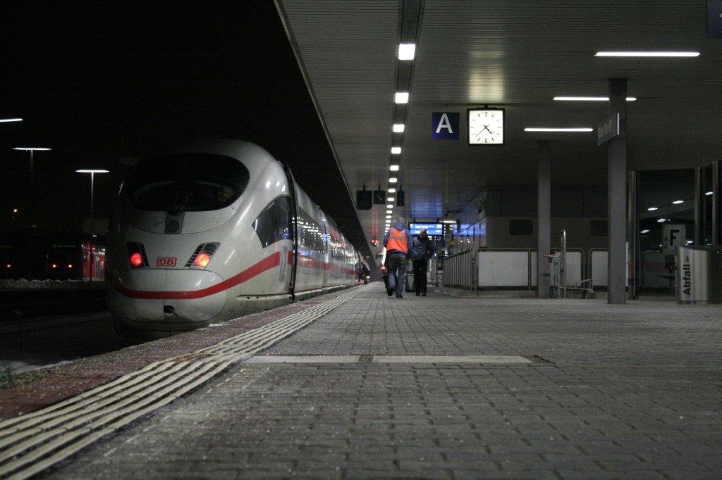 Der 403 056-5 hatte am 09.12.12 die Ehre, als ICE 604 (Basel Bad. Bf - Dortmund) das erste Mal als planmiger ICE den neuen Katzenbergtunnel zu durchqueren. Die Fahrzeit von Haltingen nach Schliengen betrgt nun ca. VIER Minuten.
Hier ist der Zug kurz nach der Bereitstellung im Badischen Bahnhof zu sehen.