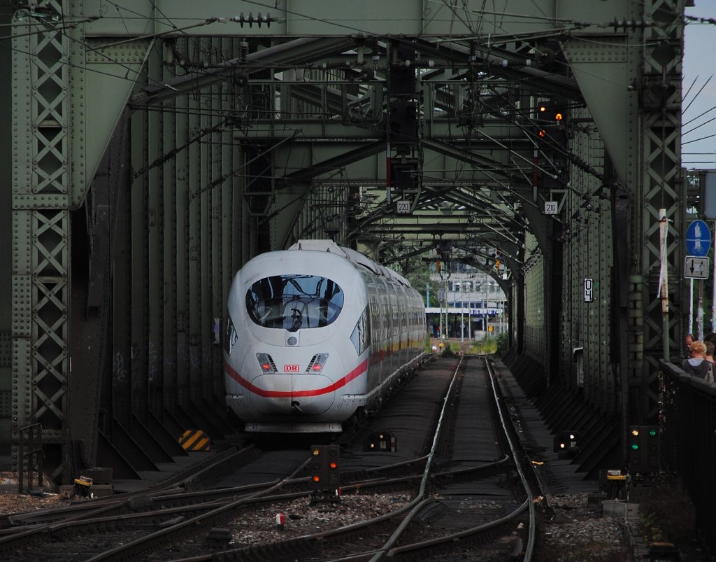 Der 406 001 verlies am 12.06.2011 den K�lner Hbf in Richtung K�ln-Deutz.
