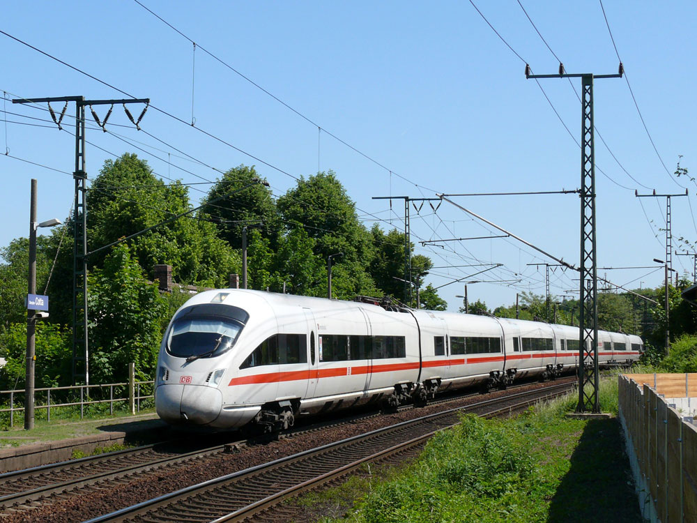 Der 411er  Innsbruck  (Tz 1157) als ICE 1744 nach Oldenburg bei Durchfahrt durch Dresden-Cotta, 25.05.2011
